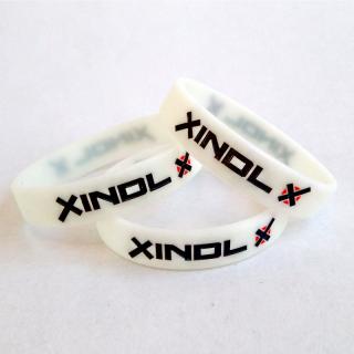 Náramek silikonový s ražbou Xindl X – bílý (Xindl X: Náramek silikonový s ražbou Xindl X – bílý)