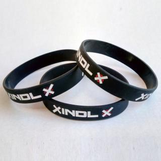 Náramek silikonový s ražbou Xindl X – černý (Xindl X: Náramek silikonový s ražbou Xindl X – černý)
