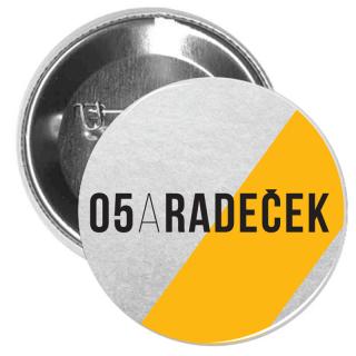 Placka O5 a Radeček – malé logo (O5 a Radeček: Placka O5 a Radeček – malé logo)