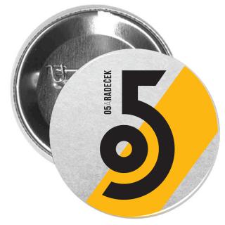 Placka O5 a Radeček – velké logo (O5 a Radeček: Placka O5 a Radeček – velké logo)