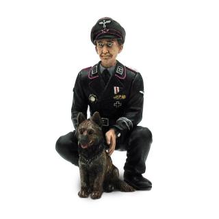 Figurka německého plukovnika Oberst Otto Paetsch se psem (Figurka je ručně malovaná)