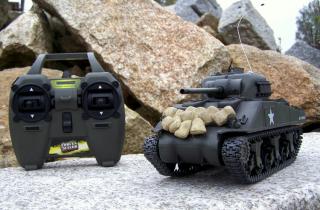 M4A3 Sherman - infrared + terč 1:24 ( Tank s hracím infrared systémem boje simulující zásahy)