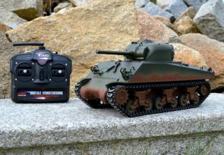 RC tank M4A3 Sherman - IR 2.4 GHz - Metal 90 % - věž 360° (Tank Sherman na dálkové ovládání v měřítku 1:16, 2.4 GHz, Infrared verze, simulace zvuku a kouře, 90% KOVOVÝCH DÍLŮ + 360° VĚŽ + OCELOVÉ PŘEVODOVKY )