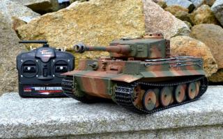 RC tank TIGER střední verze - IR - METAL 90% EDICE - věž 360°+ ocel. převody (Tank Tiger I střední verze na dálkové ovládání v měřítku 1:16, 2.4 GHz řídící jednotka, INFRARED střelba, simulace zvuku a kouře, 90% kovových dílů, 360° otočná věž, ocelové)