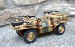 RC VW Schwimmwagen KDF 166 - maskovaný 1:16 (Profesionální plovoucí model 1:16 obojživelného vozidla v airbrush kamufláži.)