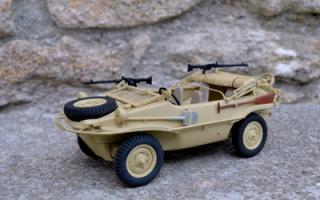 RC VW Schwimmwagen KDF 166 - pískový 1:16 (Profesionální plovoucí model 1:16 obojživelného vozidla v pískové airbrush.)