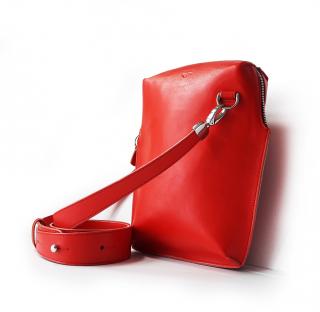 Ručně vyrobená kožená kabelka Barva kůže: boracor (rezavá), Barva podšívky: červená, Kování/zip: stříbrná