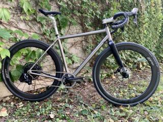 Serk Titanium Gravel - Dissident A21 Zapletená kola: ZIPP 303 S