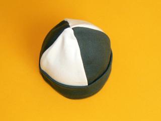 Vycházková čepice Barva: olivovo-smetanová, Velikost: 44
