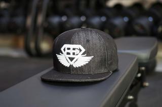 BE Snapback kšiltovka - denim s bílým logem