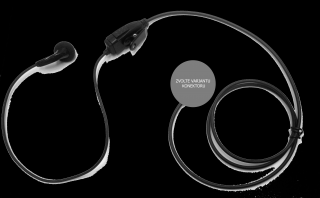 PMLN2010 Lehké sluchátko (pecka do ucha) s mikrofonem a PTT Volba KONEKTORU: pro Motorola SL4000,SL4010,SL1600,SL2600