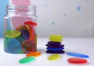 Průhledné oblázky Rainbow Pebbles na jemnou a hmatovou motoriku - 36 kusů