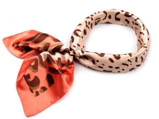 Saténový šátek 57x57 cm s leopardím potiskem oranžový (710705-4)