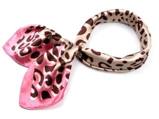Saténový šátek 57x57 cm s leopardím potiskem růžový (710705-2)