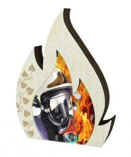 Malá dřevěná plaketa ve tvaru ohně s hasičem Výška: 15cm