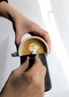 Základy latte art pro domácí nadšence