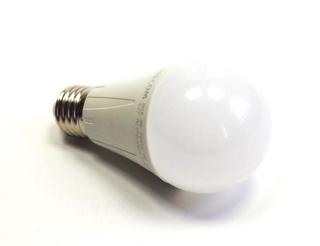 LED A60AP-10W, úsporná 10W LED žárovka s klasickým závitem E27, prostorový svit 270°, 880lm Barva: Bílá studená