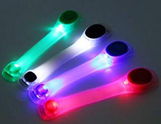 LED pásek SX 028 - Upínací svítící pásek na ruku nebo nohu, trvalý svit a blikání, barva svitu bílá, modrá, zelená a červená Barva: Bílá