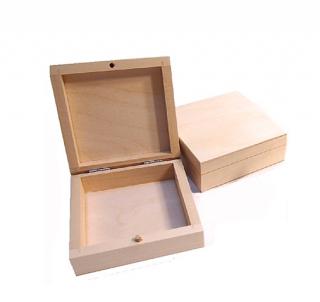 Dřevěná krabička ( 10cm x 10cm x 3,7cm)