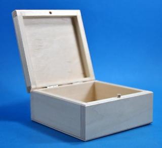 Dřevěná krabička (11cm x 12cm x 5,8cm)