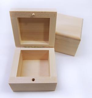 Dřevěná krabička ( 6,5cm x 6,5cm x 4,5cm)