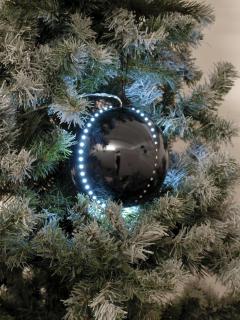 Sněhové LED koule, 8 cm, černá, 5 ks (LEDky svítí efektem “běžícího světla”)