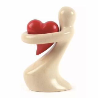 Figurka se srdcem v náručí z mastku z Keni, 8 cm