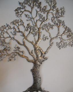 Kovový strom stříbrný