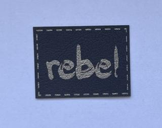 Štítek z koženky - Rebel na černé