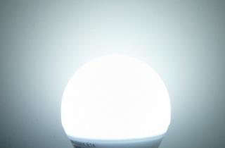 Stmívatelná LED žárovka 9W se závitem E27 EV9W-DIM Barva světla: Studená bílá