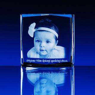 3D Laserovaná fotografie do skla - Portrét 80x80x40 mm (P319a) (Cena včetně převodu z fotografie na 3D portrét a laseru)