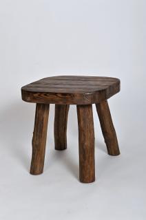 Masivní dřevěný stolek