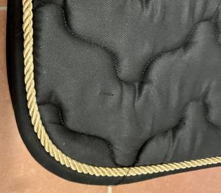 Podsedlová deka Derby Barva: Černo-zlatá