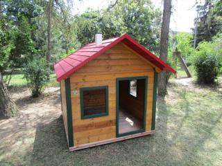 Dětský domek s podlahou pro veřejné prostranství a mateřské školy (Dětský zahradní dřevěný domek s certifikací pro MŠ a veřejná prostranství)