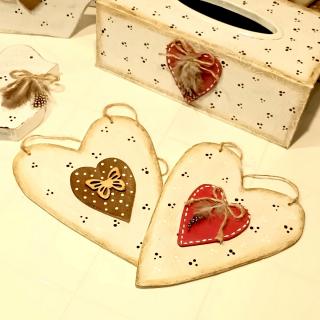 Dřevěné srdce s červeným srdíčkem  - Puntíkatá kolekce (Jarní dekorace s puntíky)