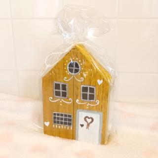 Dřevěný zimní domeček malovaný  (Zimní domeček k dekoraci)