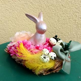 Jarní dekorace se zajíčkem a květinami 2 (dekorace vhodná na Velikonoce)