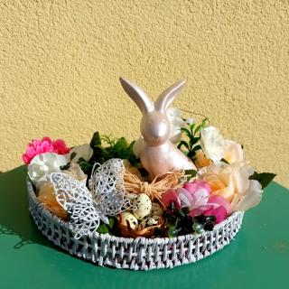 Jarní dekorace se zajíčkem a květinami (dekorace vhodná na Velikonoce)