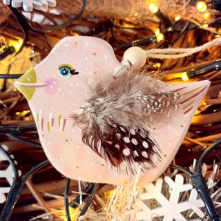 Roztomilý ptáček s peříčky (Dřevěná, ručně malovaná dekorace Ptáček)