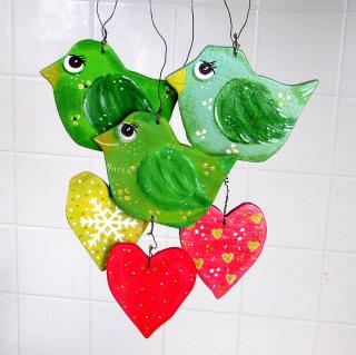 Zimní dřevěný Ptáček se srdíčkem zelený  (Ručně malovaná dekorace s ptáčkem)