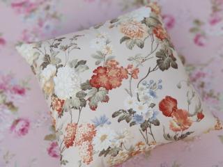 Jemné pastelové květy OP193 (dekorativní polštář s výplní )