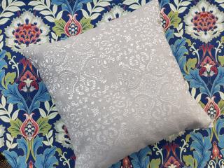 Krajka v romantické šedé (elegantní povlak na polštář 50x50cm)
