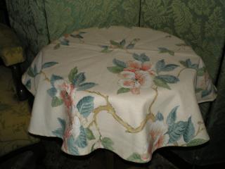 Kulatý ubrus "Květy"  UB29 (velice dekorativní na malý stolek - průměr 86 cm)