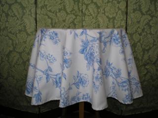 Kulatý ubrus "Modré květy"  UB19 (dekorativní ubrus o průměru 132 cm)