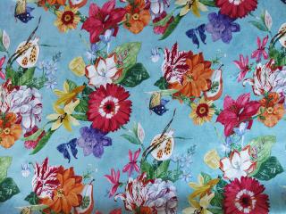 Květy a motýlci na blankytně modré  CA502 ( florální motiv na závěs, polštáře, ubrusy....)