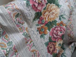 Květy v pruzích  CA265 (pevná bavlněná textilie na závěsy i lehký čaloun)