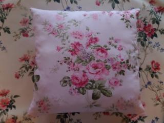 Originální polštář  "Růžové květy"  OP34 (lehká bavlna, 42cm x 42cm)