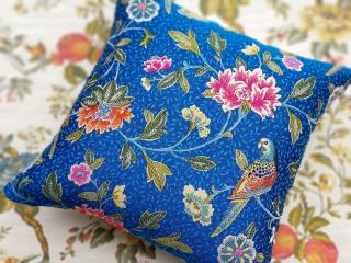 Papoušci a květy na modré  OP196 (dekorativní polštář s výplní )
