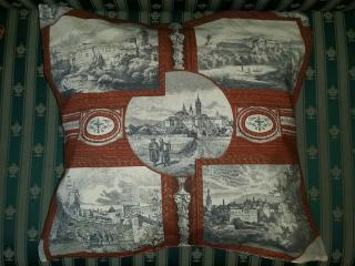 Polštářový povlak Bohemia v červené  61cm x 64cm (100% bavlna - historické tisky - Čes.Krumlov, Klatovy, Zbraslav, Prachatice)