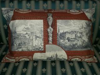 Polštářový povlak Bohemia v červené  65cm x 41cm (100% bavlna - historické tisky - Čes.Krumlov, Klatovy, Zbraslav, Prachatice)